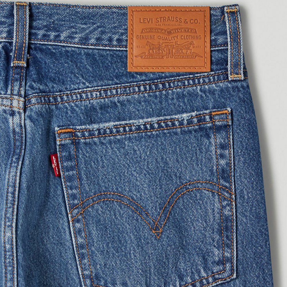 Hardly worn Levi's Wedgie Icon Jean! 🥰